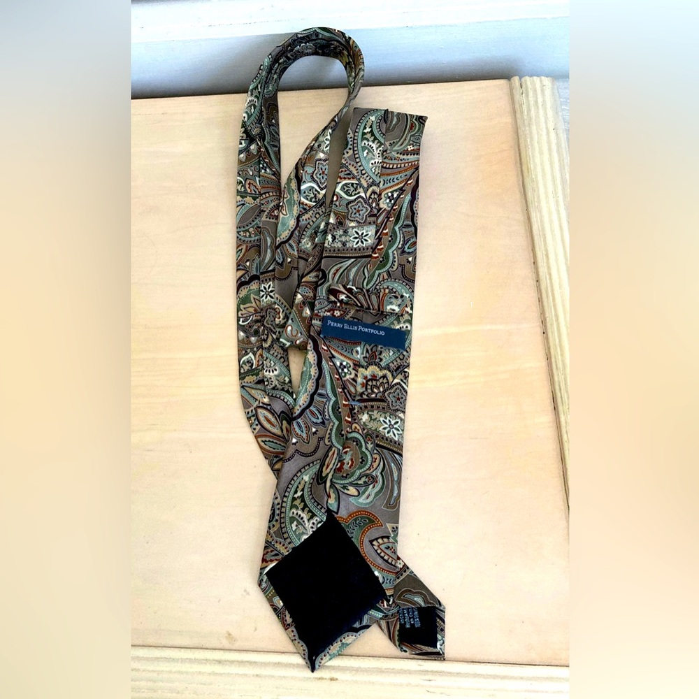 Perry Ellis tie - Picture 7 of 7